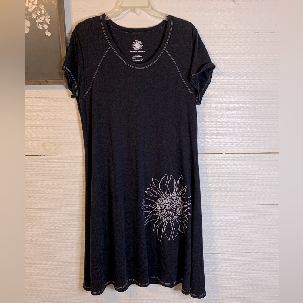 Short sleeve swing dress with sunflower print by Weekend Traffic. Size L.